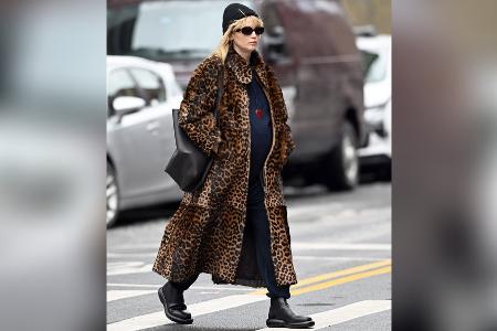 Schwangere Jennifer Lawrence setzt auf lässigen Leo-Look Schwangere Jennifer Lawrence setzt auf lässigen Leo-Look