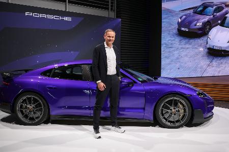Der Wechsel zur E-Mobilität - im Bild der vollelektrische Taycan - läuft nicht rund. Deshalb setzt Porsche-Chef Oliver Blume auch wieder auf Verbrenner. (Archivbild)