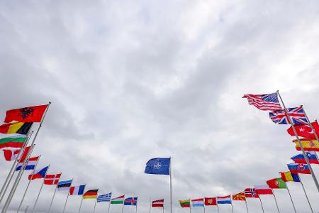 Die Fahnen der Nato-Staaten, darunter auch viele EU-Staaten. (Archivbild)