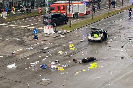 Trümmerteile und Kleidung liegen auf der Straße.