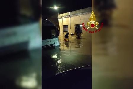 Auf der italienischen Mittelmeerinsel Elba hat die Feuerwehr nach schweren Regenfällen Dutzende Menschen in Sicherheit gebracht. Auf der italienischen Mittelmeerinsel Elba hat die Feuerwehr nach schweren Regenfällen Dutzende Menschen in Sicherheit gebracht.