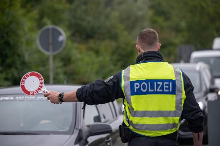 Inzwischen gibt es stationäre Kontrollen an allen deutschen Landgrenzen. 