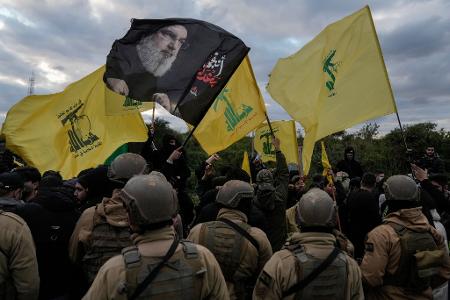 Anhänger der Hisbollah protestieren laut Medien gegen die Streichung eines Fluges aus dem Iran. (Archivbild) 