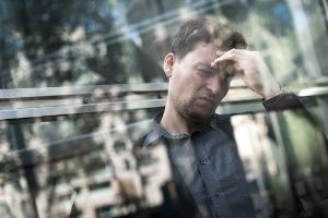 Bei Männern sind die charakteristischen Symptome einer Migräne oftmals nicht voll oder anders ausgeprägt.