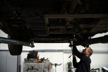 Nicht nur der Werkstattbesuch hat sich für Autofahrer in den vergangenen Jahren erheblich verteuert. (Archivbild)