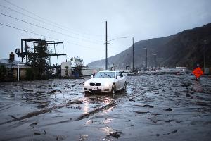 Ein heftiges Unwetter hat in der US-Metropole Los Angeles für Überschwemmungen gesorgt.