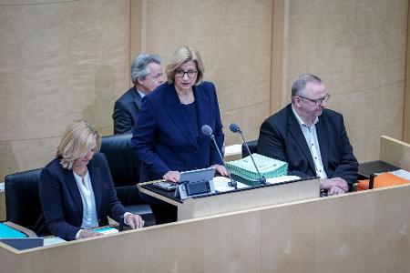 Der Bundesrat segnet zahlreiche, vom Bundestag schon beschlossene Gesetze ab. Der Bundesrat segnet zahlreiche, vom Bundestag schon beschlossene Gesetze ab.