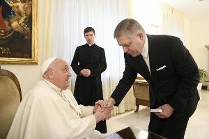 Vor dem Krankenhausaufenthalt empfing der Papst noch den slowakischen Ministerpräsidenten Robert Fico im Vatikan.