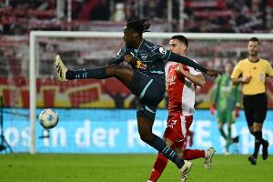 "Abfahrt verpasst": Rose begründet Bitshiabu-Fehlen in Augsburg