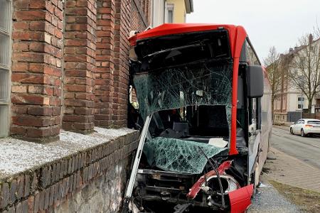 Erst nach rund 200 Meter kommt der Bus an einem stillgelegten Gebäude zum Stehen.