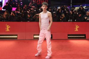 Berlinale 2025: Timothée Chalamet überrascht im rosa Outfit