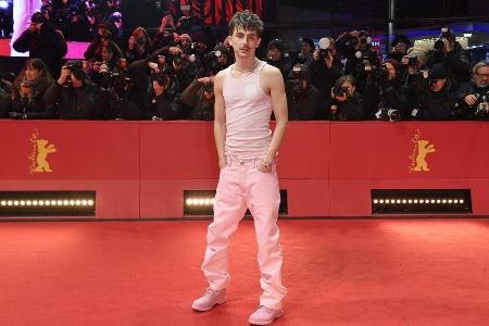 Berlinale 2025: Timothée Chalamet überrascht im rosa Outfit Berlinale 2025: Timothée Chalamet überrascht im rosa Outfit