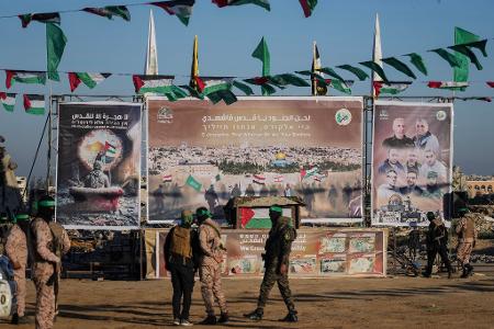 Islamisten übergaben die drei Männer in der Stadt Chan Junis im Süden des Gazastreifens an Vertreter des Roten Kreuzes.