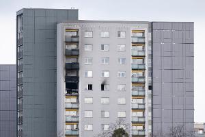 Drei Menschen wurden bei einem Brand in der elften Etage eines Hochhauses verletzt - zwei von ihnen starben im Krankenhaus. 