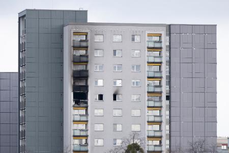Drei Menschen wurden bei einem Brand in der elften Etage eines Hochhauses verletzt - zwei von ihnen starben im Krankenhaus. Drei Menschen wurden bei einem Brand in der elften Etage eines Hochhauses verletzt - zwei von ihnen starben im Krankenhaus.