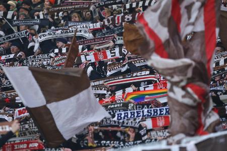 Pfiffe und Applaus: St. Pauli-Fans uneins nach Hymnen-Verzicht Pfiffe und Applaus: St. Pauli-Fans uneins nach Hymnen-Verzicht