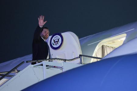 US-Vizepräsident Vance reiste am Freitag wieder ab - und ließ viele in München irritiert zurück. US-Vizepräsident Vance reiste am Freitag wieder ab - und ließ viele in München irritiert zurück.