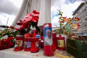 Vor dem Gemelli-Krankenhaus im Rom sind für den erkrankten Papst Franziskus Kerzen aufgestellt.