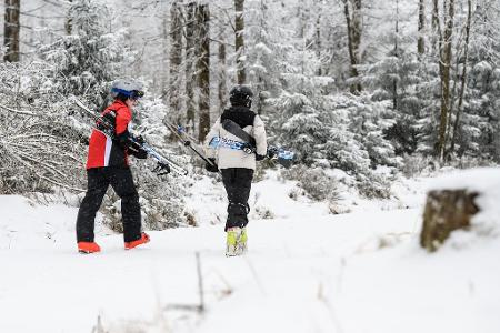 Manche nutzen das Wetter für Wintersport. 