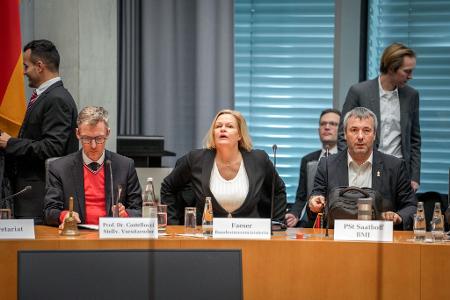 Die Mitglieder des Innenausschusses im Bundestag wollen sich diese Woche zu einer Sondersitzung treffen, in der es um den Anschlag in München gehen soll (Archivbild). 
