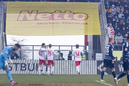 Selke verschießt und trifft: HSV rettet Punkt in Regensburg Selke verschießt und trifft: HSV rettet Punkt in Regensburg