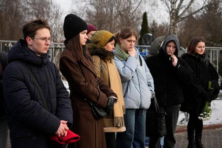Menschen stehen am Grab des russischen Oppositionsführers Alexej Nawalny auf dem Borisowskoje-Friedhof in Moskau, ein Jahr nach dessen Tod.