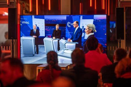 Die vier Kanzlerkandidaten von SPD, Union, Grünen und AfD streiten über Migration, Inflation, Energiekosten und andere Themen. Die vier Kanzlerkandidaten von SPD, Union, Grünen und AfD streiten über Migration, Inflation, Energiekosten und andere Themen.