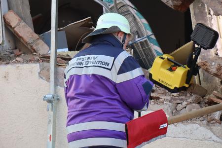 Die Einsatzkräfte können mit dem eingeschlossenen Mann reden.