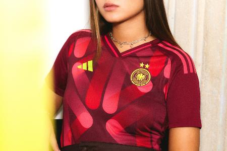 Rot- und Rosatöne: DFB-Frauen mit neuem EM-Trikot Rot- und Rosatöne: DFB-Frauen mit neuem EM-Trikot