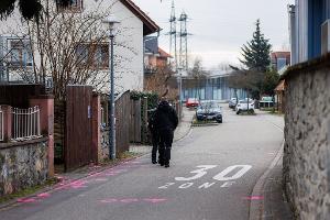 Polizisten haben hier auf einen Mann geschossen, der seine Lebensgefährtin und das gemeinsame Kind geschlagen und mit einer Schrotflinte bedroht hat. Der 48-Jährige starb nach einer Notoperation im Krankenhaus.