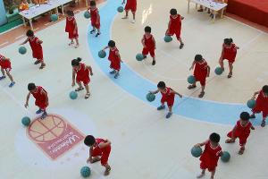 Chinesische Schulen sollen Kindern neben dem Sportunterricht die Möglichkeit geben, Ballsportarten zu spielen. (Archivbild)