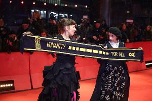 Die Schauspielerinnen Meret Becker und Anna Thalbach nutzen den roten Teppich, um auf die zivile Seenotrettung aufmerksam zu machen. 