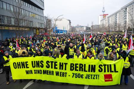 Mit Kundgebungen und Warnstreiks erhöht die Gewerkschaft den Druck auf die Arbeitgeber. (Archivbild)