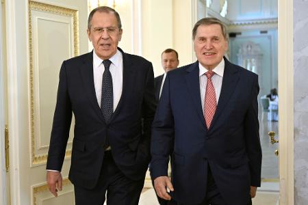 Der russische Außenminister Sergej Lawrow (l.) und der außenpolitische Berater des russischen Präsidenten Juri Uschakow sind für Gespräche mit US-Außenminister Marco Rubio nach Saudi-Arabien gereist. (Archivbild) Der russische Außenminister Sergej Lawrow (l.) und der außenpolitische Berater des russischen Präsidenten Juri Uschakow sind für Gespräche mit US-Außenminister Marco Rubio nach Saudi-Arabien gereist. (Archivbild)