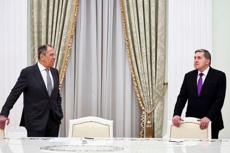 Außenminister Lawrow (l.) und Präsidentenberater Uschakow führen die russische Delegation an. (Archivbild)