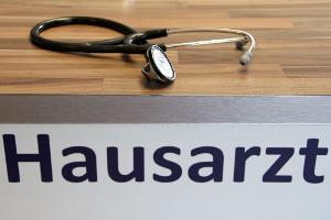 Ein Hausarzt in Spenge wird von einem Patienten zusammengeschlagen - jetzt fordern Mediziner eine Strafrechtsverschärfung. (Symbolbild)