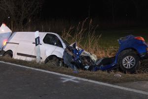 Ein dreijähriges Kind überlebt schwer verletzt einen Unfall in Pewsum - seine beiden Eltern sterben.