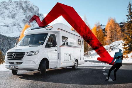 Roadsurfer Mietfahrzeug fährt. Der Schatten eines Mannes versucht den Fall eines roten Pfeils zu stoppen. Roadsurfer Mietfahrzeug fährt. Der Schatten eines Mannes versucht den Fall eines roten Pfeils zu stoppen.