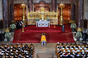 Die Staatsspitze, Freunde und Wegbegleiter nehmen Abschied von Altbundespräsident Köhler.