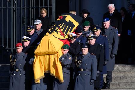 An den Staatsakt für den früheren Bundespräsidenten Köhler schließt sich ein militärisches Zeremoniell an.
