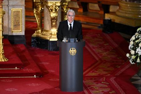 Der ehemalige Finanzminister Waigel findet bewegende Worte für seinen ehemaligen Staatssekretär Köhler.