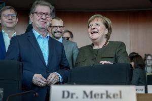 Als letzte Zeugin stand die frühere Bundeskanzlerin, Angela Merkel (CDU), hier mit dem Ausschussvorsitzenden, Ralf Stegner (SPD) den Abgeordneten Rede und Antwort.