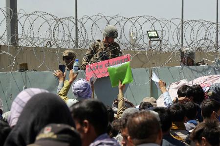 Tausende Afghanen versuchten im August 2021 nach der Machtübernahme durch die Taliban in Kabul auf den Flughafen zu gelangen, um das Land zu verlassen.