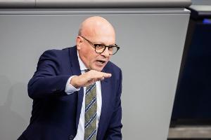 Der innenpolitische Sprecher der Unionsfraktion, Alexander Throm (CDU), sagt: "Wenn wir Gespräche über die Ausreise von Afghanen führen können, warum dann nicht auch über deren Heimkehr?" (Archivbild)