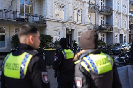 Nach dem Fund einer toten Frau untersucht die Hamburger Polizei eine Altbauwohnung im Stadtteil Hoheluft-West. Nach dem Fund einer toten Frau untersucht die Hamburger Polizei eine Altbauwohnung im Stadtteil Hoheluft-West.