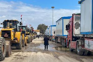Bulldozer und Lastwagen mit Wohncontainern warten am Rafah-Grenzübergang. (Archivbild)