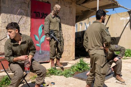 Israel will an der Grenze zum Libanon weitere Posten auf der israelischen Seite einrichten und Truppen zum Schutz vor Angriffen verstärken. 