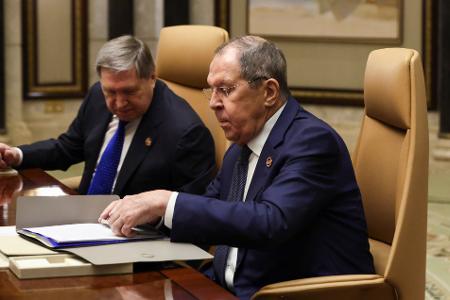 Der russische Außenminister Sergej Lawrow (r) sitzt neben dem außenpolitischen Berater des russischen Präsidenten Putin, Juri Uschakow.
