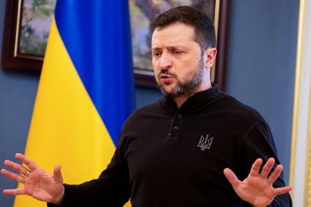 Der ukrainische Präsident Selenskyj ist über Mutmaßungen von US-Präsident Trump zu seiner Beliebtheit nicht erfreut.