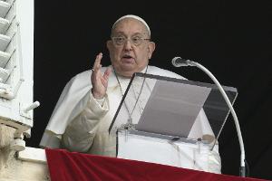 Papst Franziskus absolvierte zuletzt weiter mehrere Termine pro Tag. Seit Freitag wird er im Krankenhaus behandelt. (Archivbild)